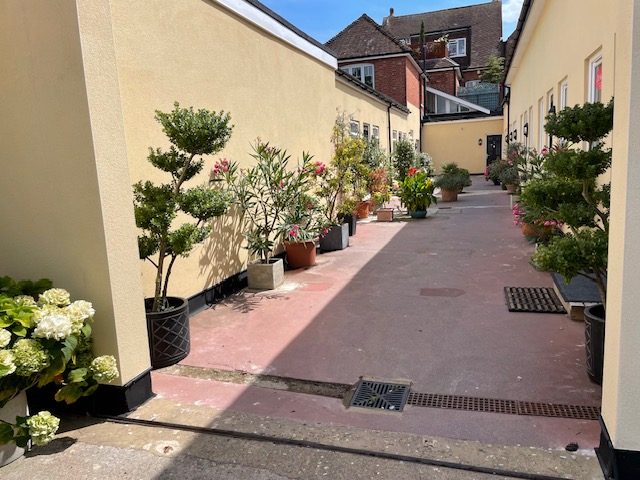 Commercial Property in Farnborough - photo 4