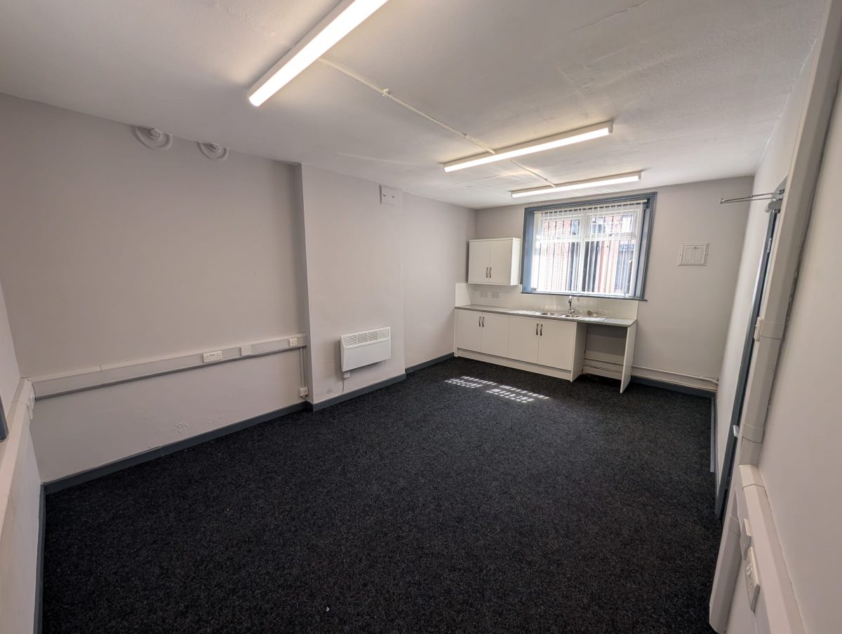 Commercial Property in Stalybridge - photo 2