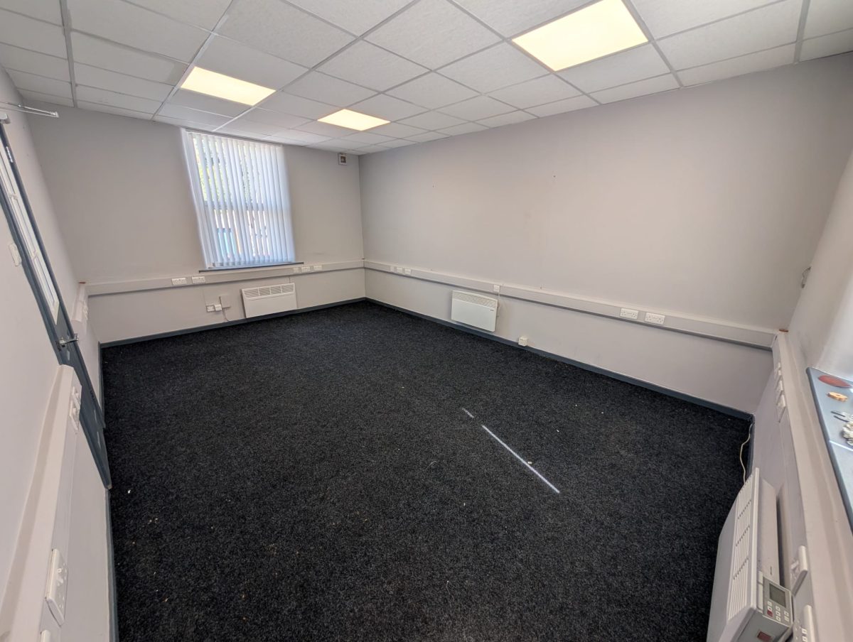 Commercial Property in Stalybridge - photo 3