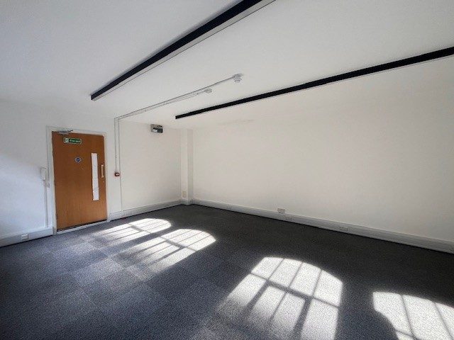 Office in Wolverhampton - photo 3