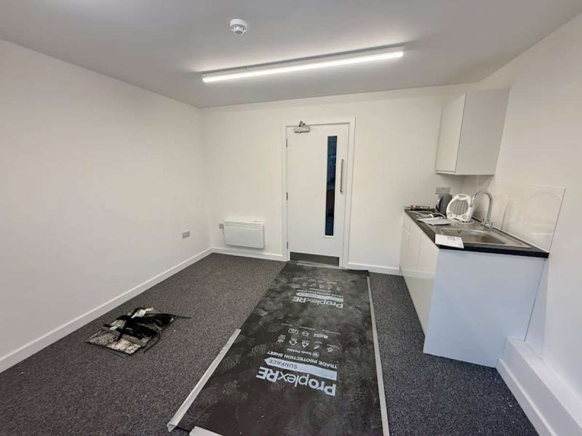 Industrial Unit in Bournemouth - photo 2