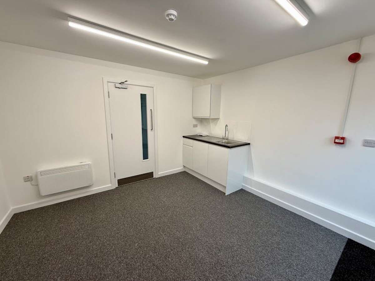 Industrial Unit in Bournemouth - photo 2