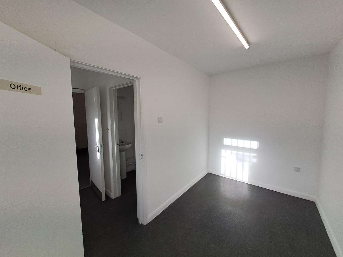 Industrial Unit in St. Albans - photo 3