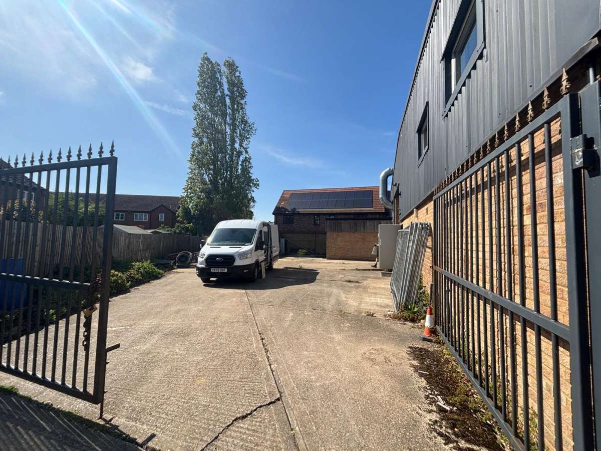 Industrial Unit in Shefford - photo 3