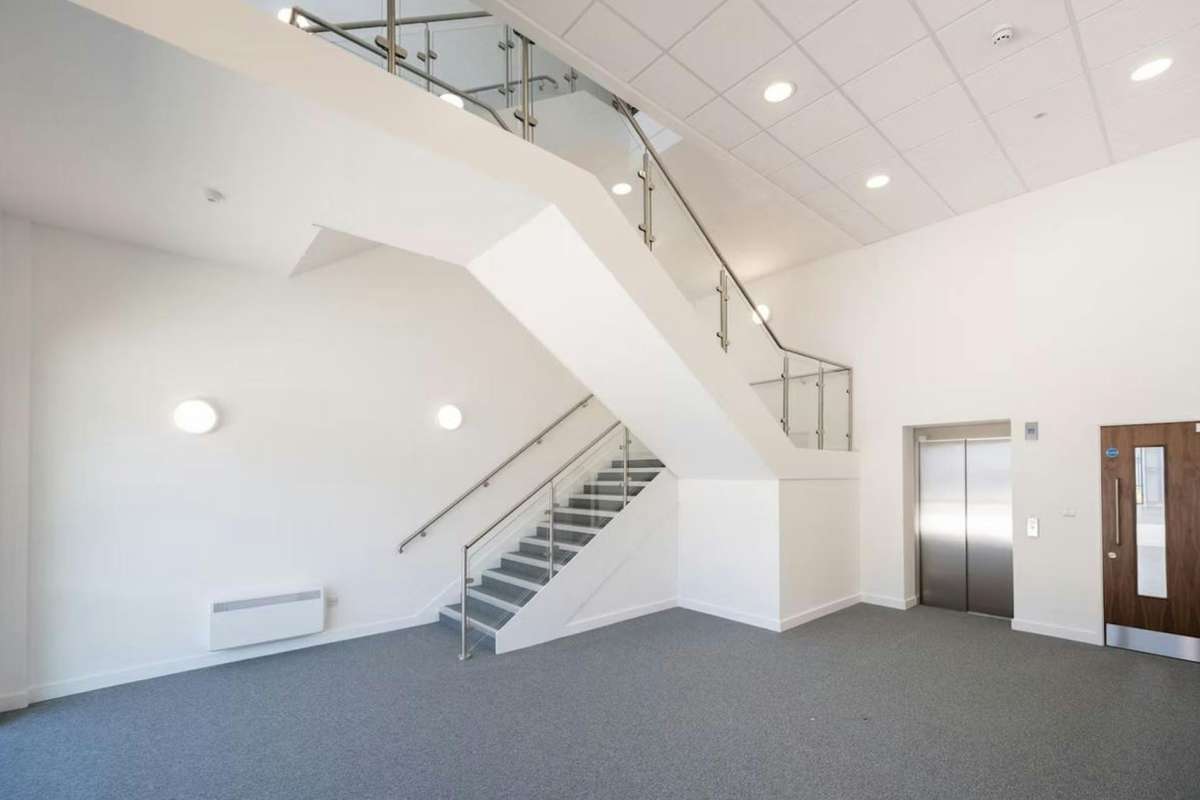 Industrial Unit in Dagenham - photo 2