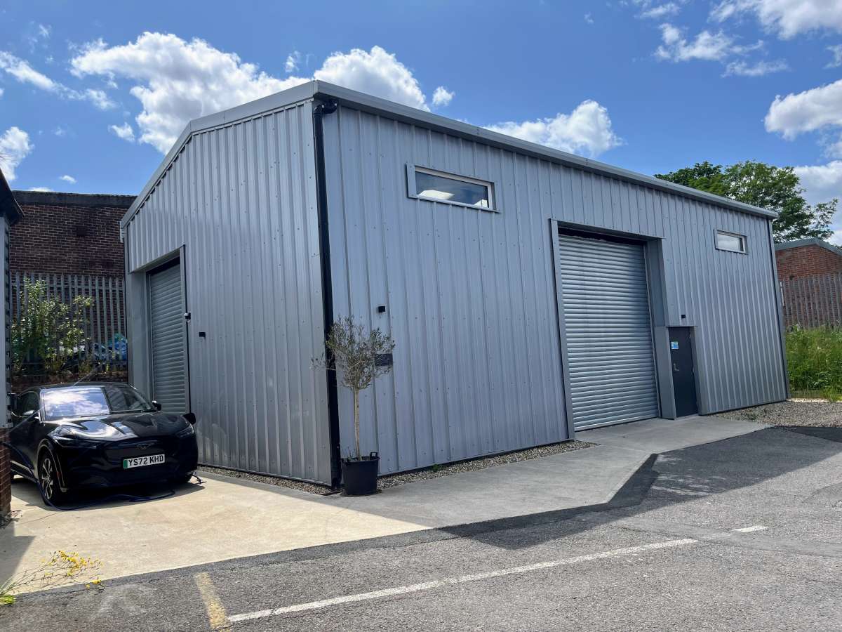 Industrial Unit in East-Grinstead - photo 4