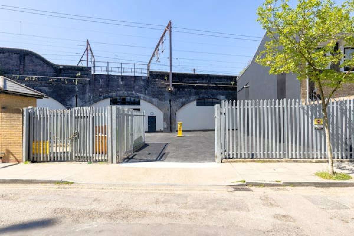 Industrial Unit in London - photo 2