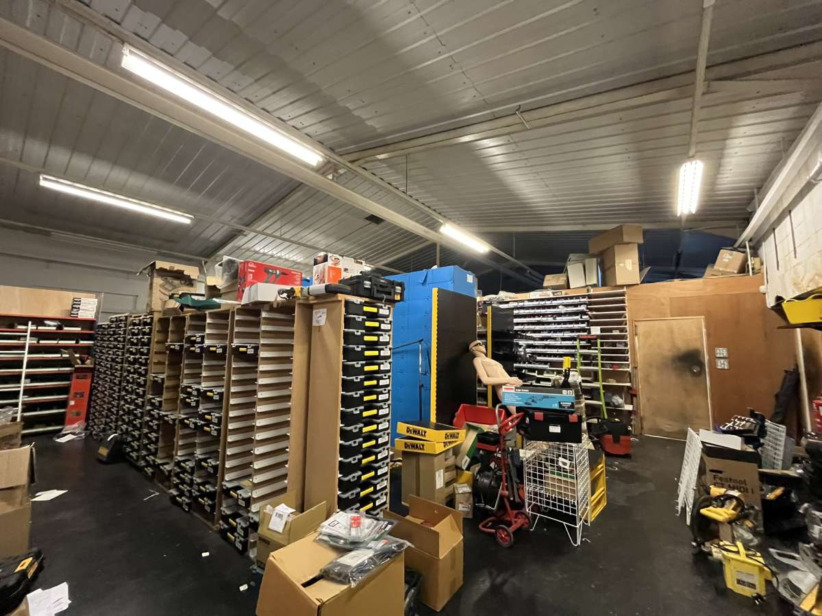 Industrial Unit in Pen Mill Trading Estate - photo 4