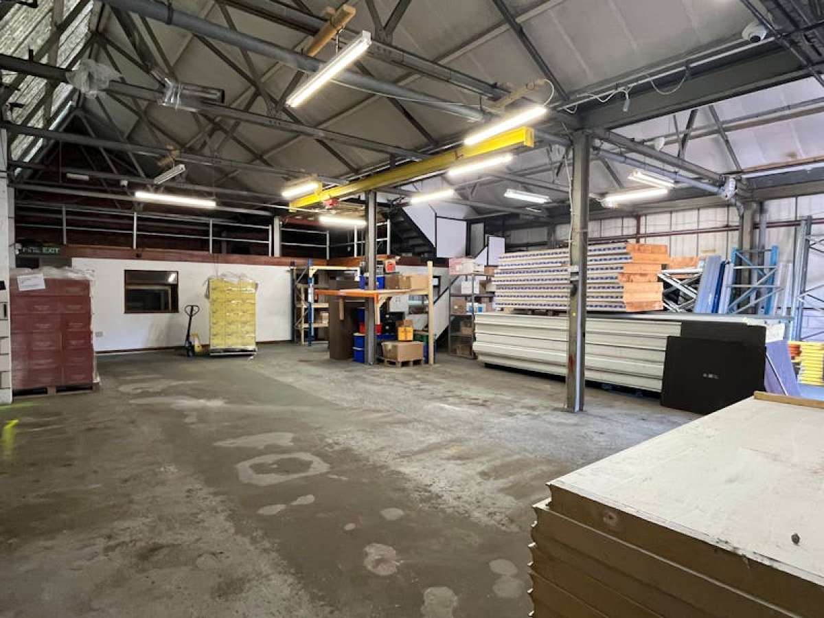 Industrial Unit in London - photo 3