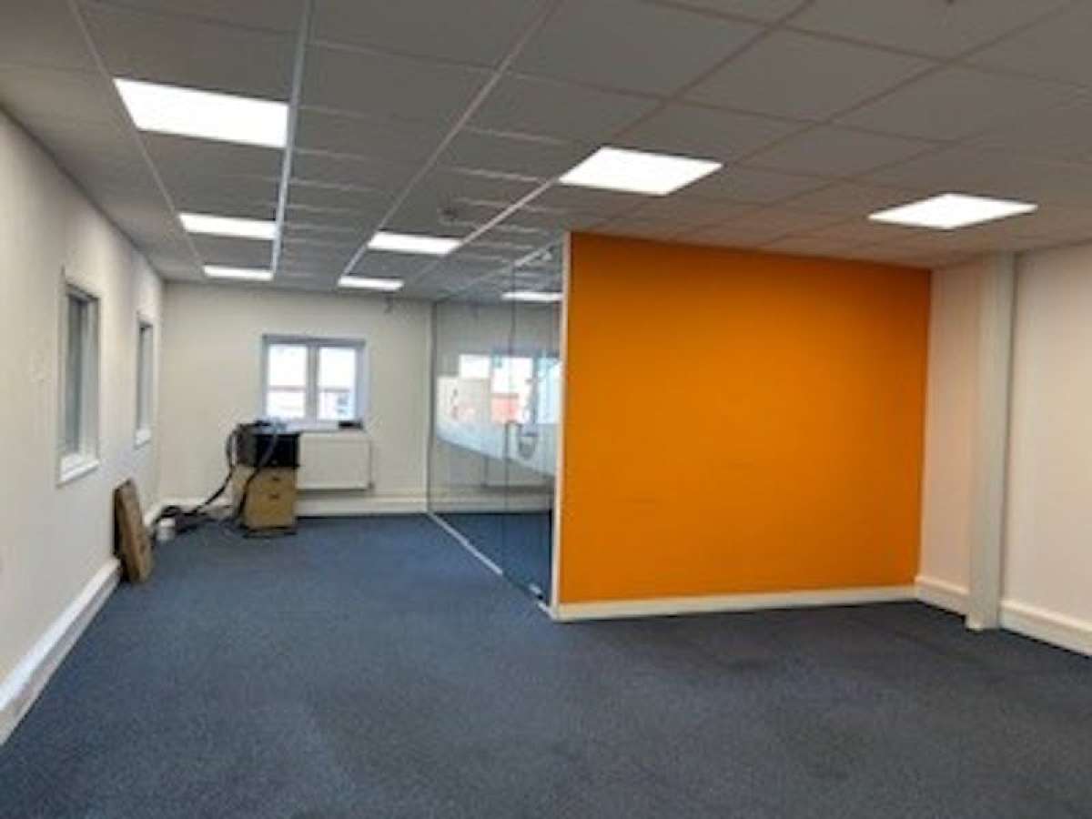 Industrial Unit in Camberley - photo 3