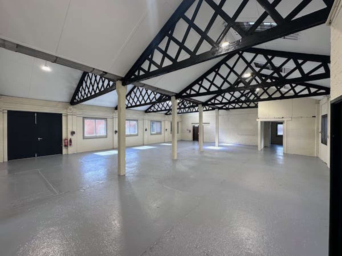 Industrial Unit in Romford - photo 3