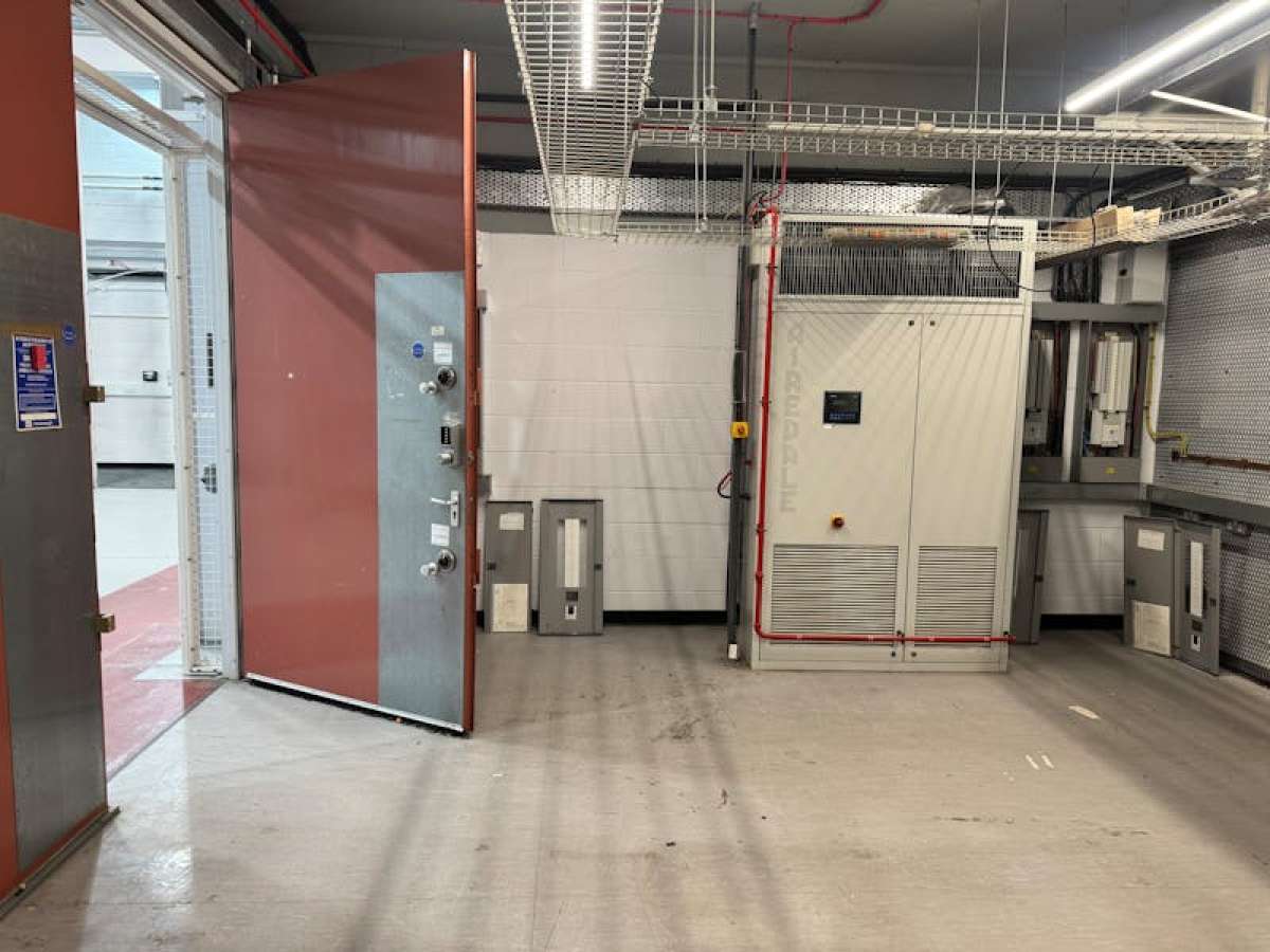 Industrial Unit in Farnborough - photo 2
