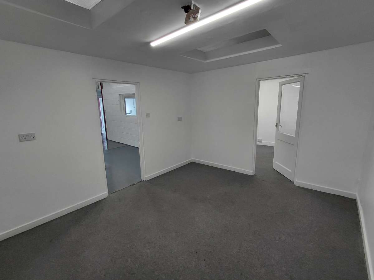 Industrial Unit in Croydon - photo 4