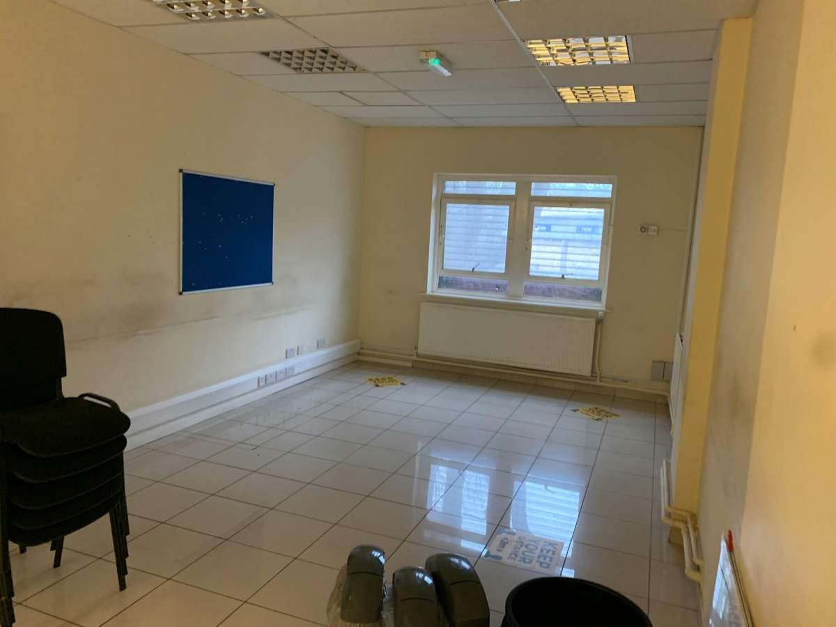 Industrial Unit in Coulsdon - photo 4