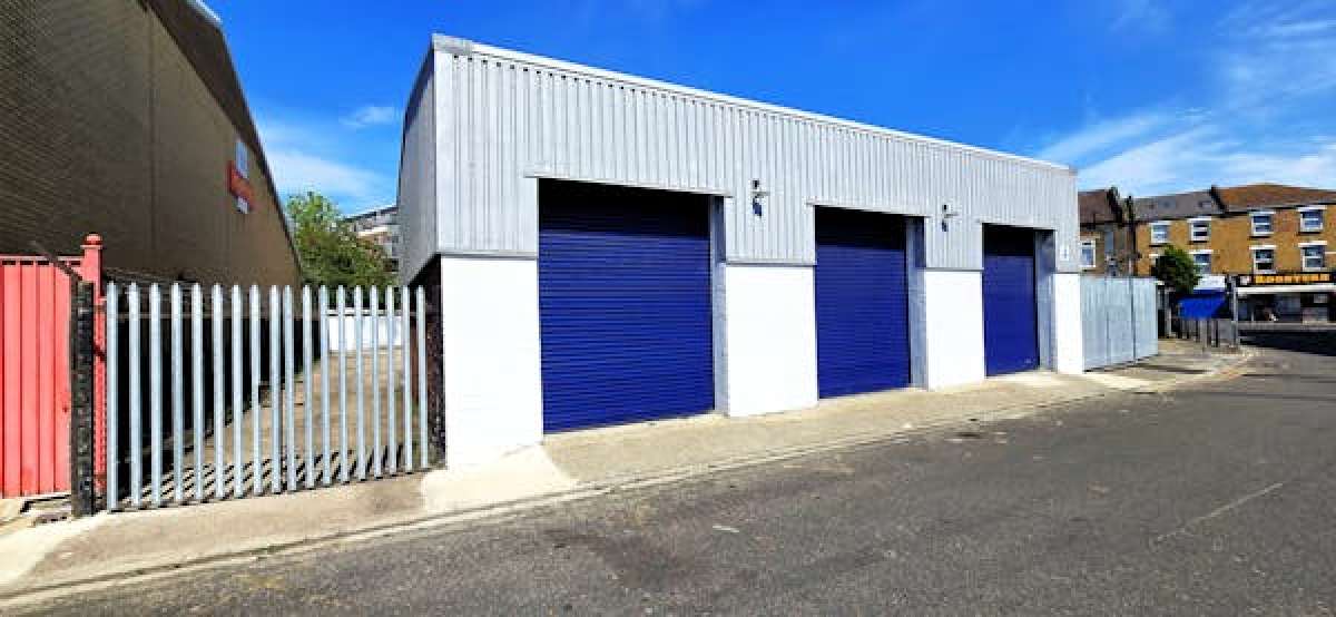 Industrial Unit in London - photo 2