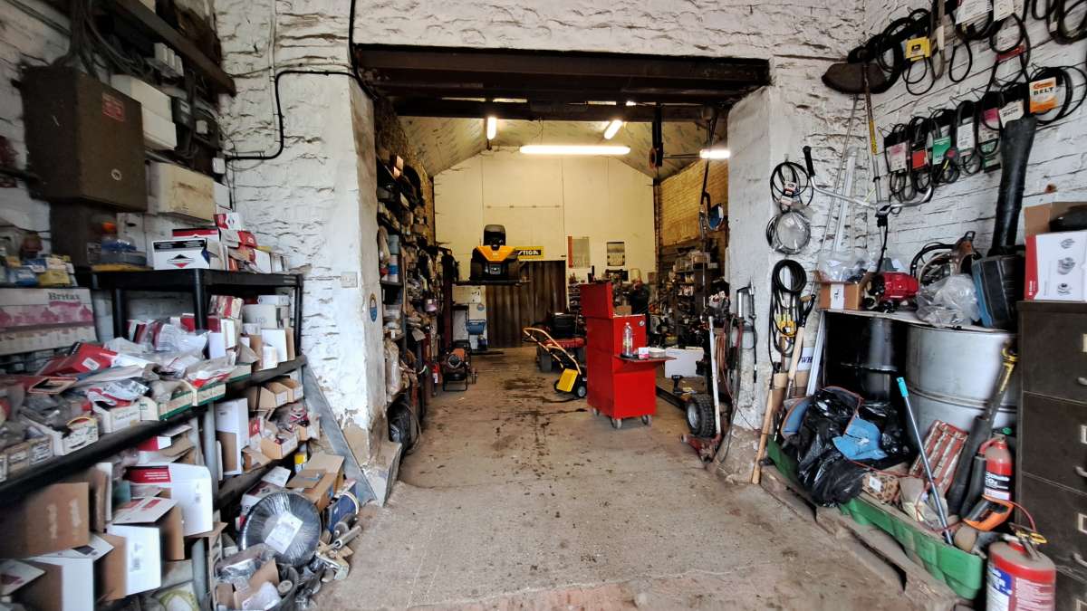 Industrial Unit in Oakley - photo 2