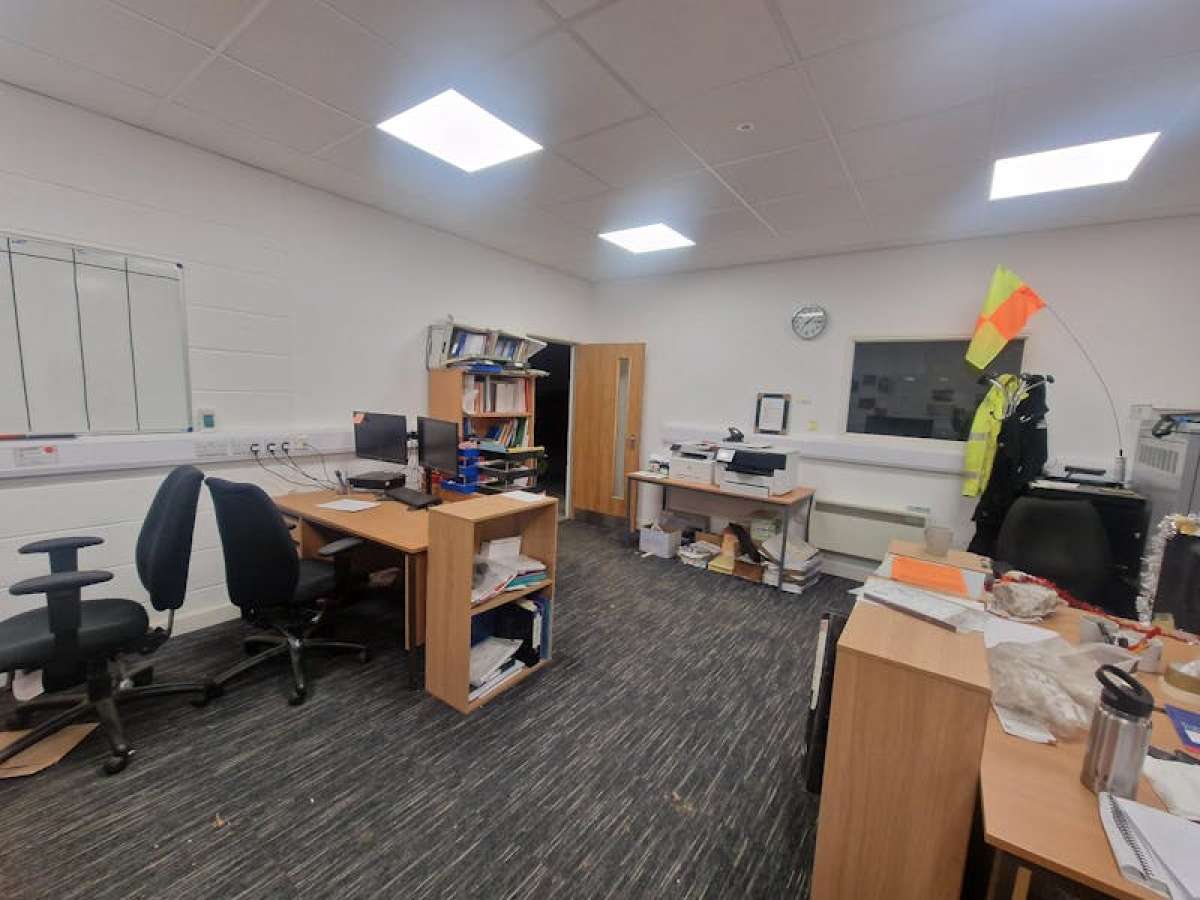 Industrial Unit in Basingstoke - photo 4