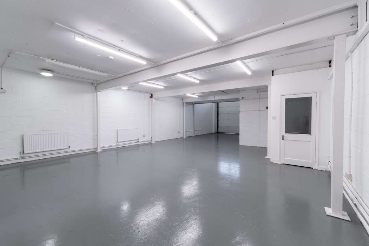 Industrial Unit in Croydon - photo 2