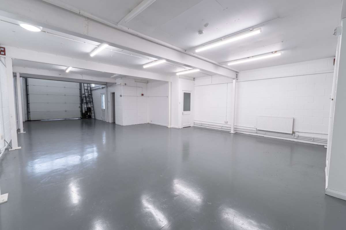 Industrial Unit in Croydon - photo 3