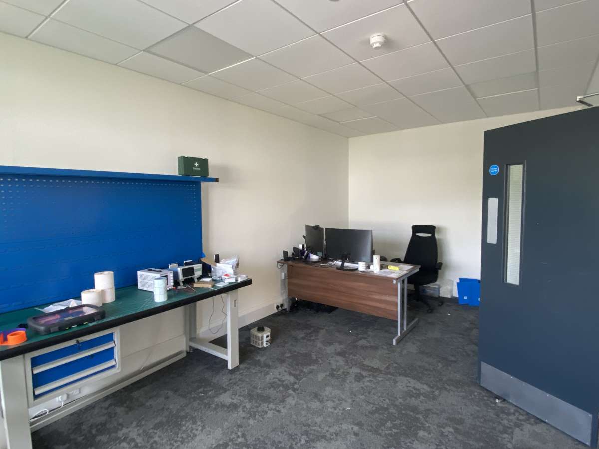 Industrial Unit in Fareham - photo 3