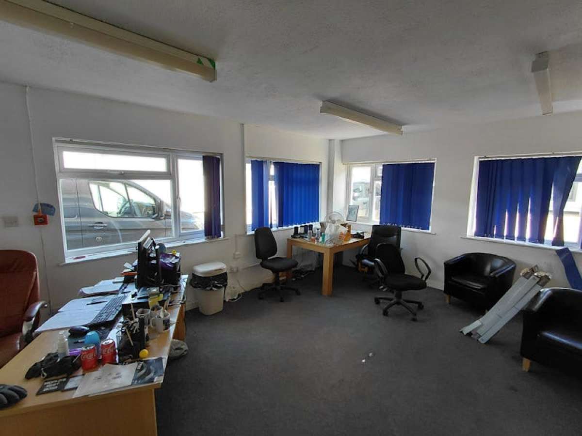 Industrial Unit in Wimborne - photo 4