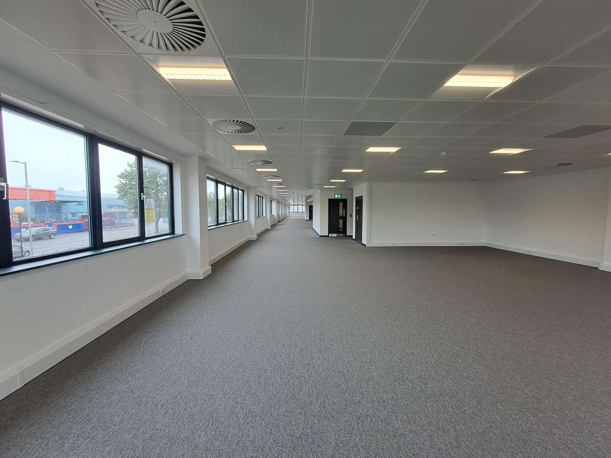 Industrial Unit in Luton - photo 3