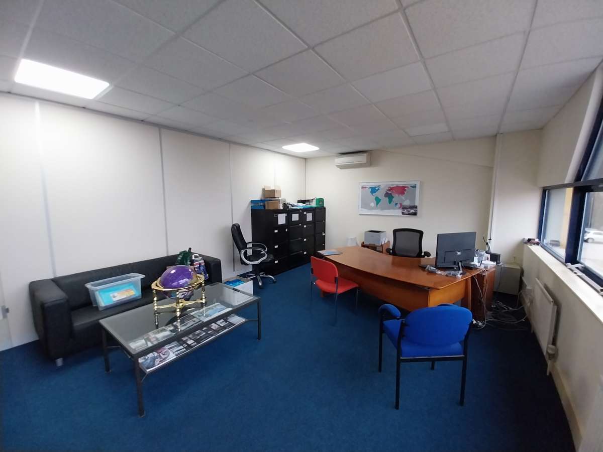Industrial Unit in East Grinstead - photo 2
