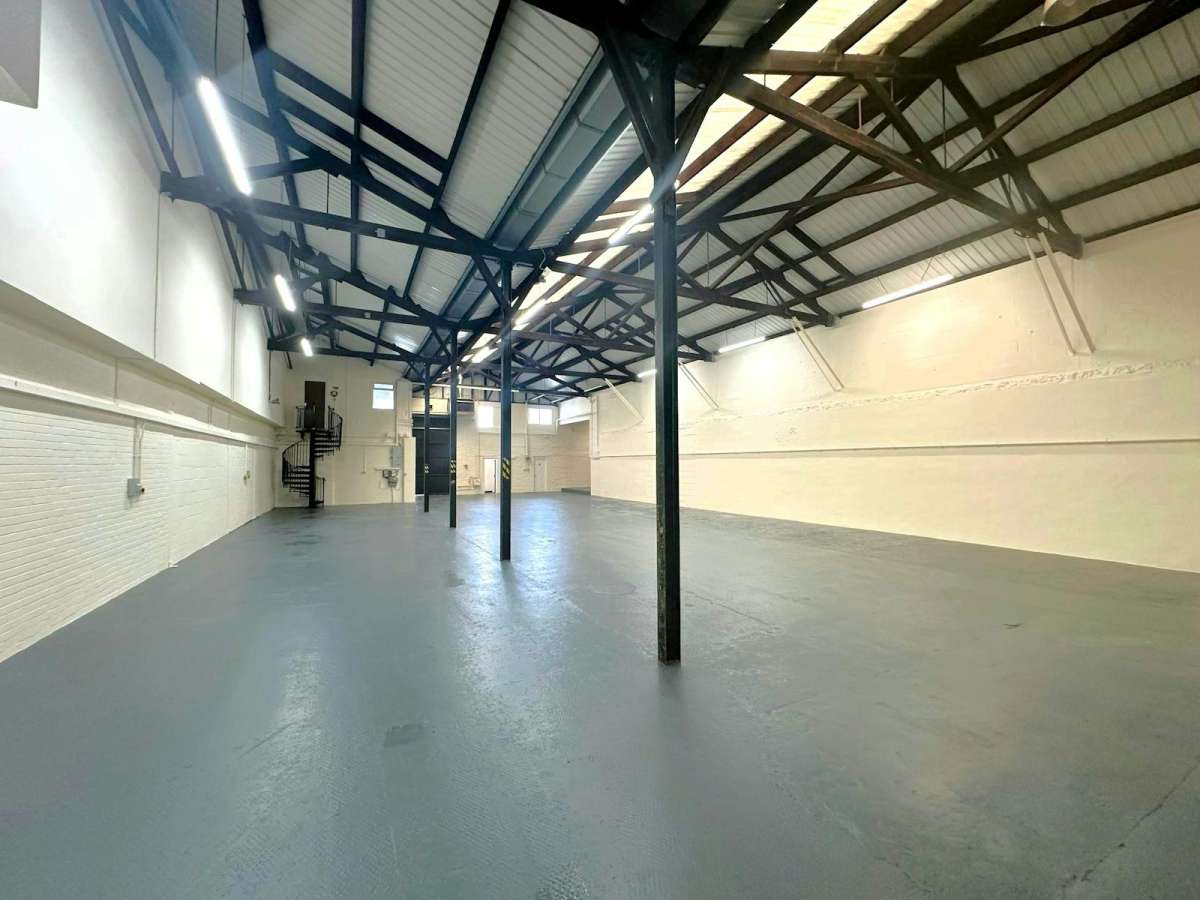 Industrial Unit in Romford - photo 4