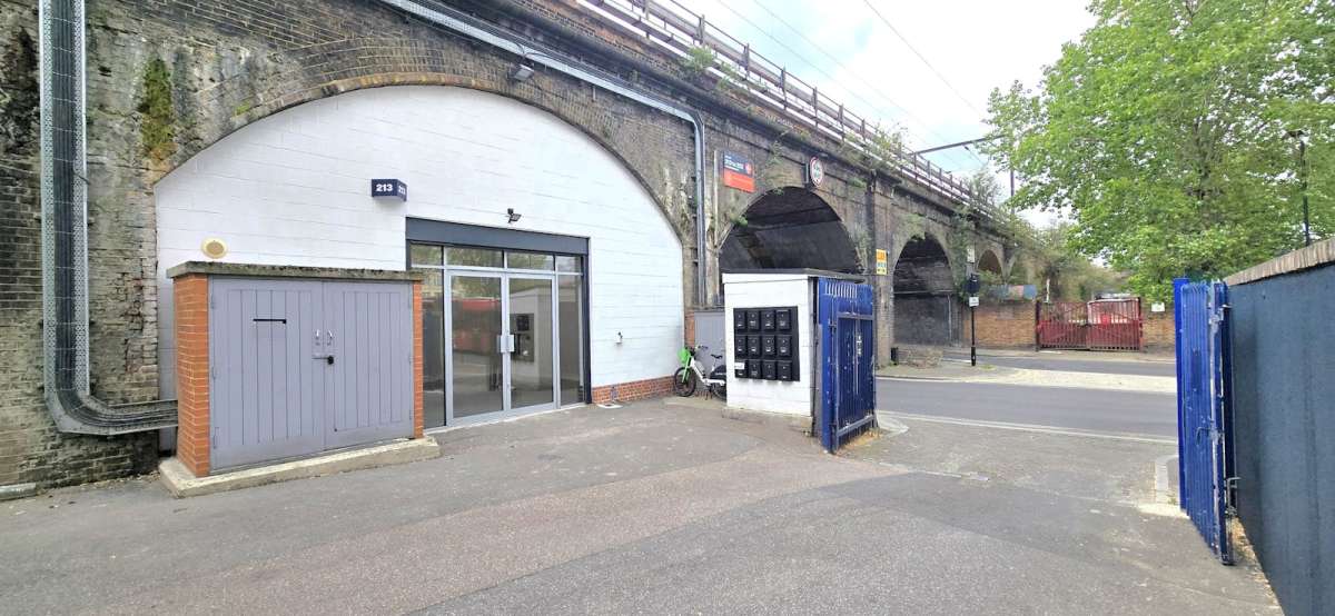 Industrial Unit in London - photo 2