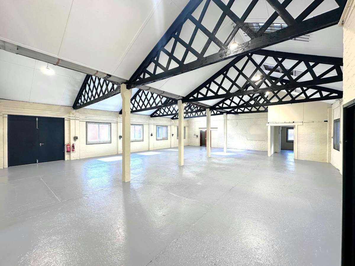 Industrial Unit in Romford - photo 3