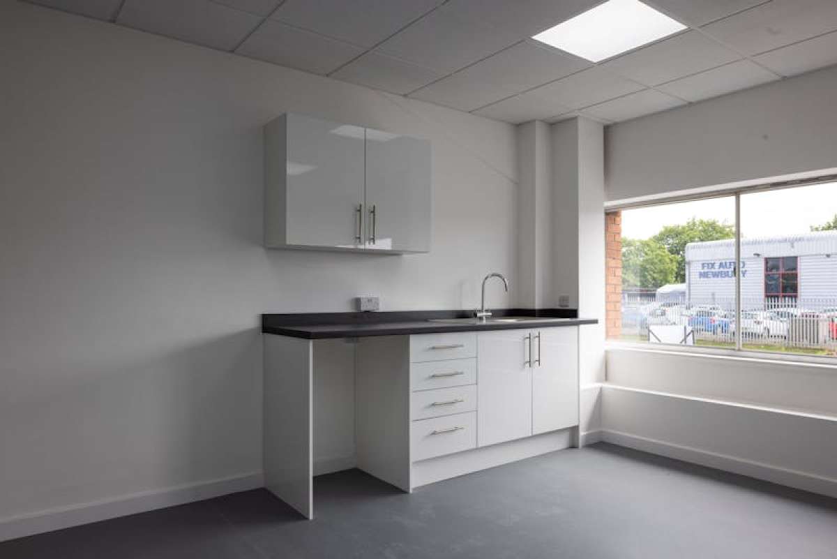 Industrial Unit in Newbury - photo 3