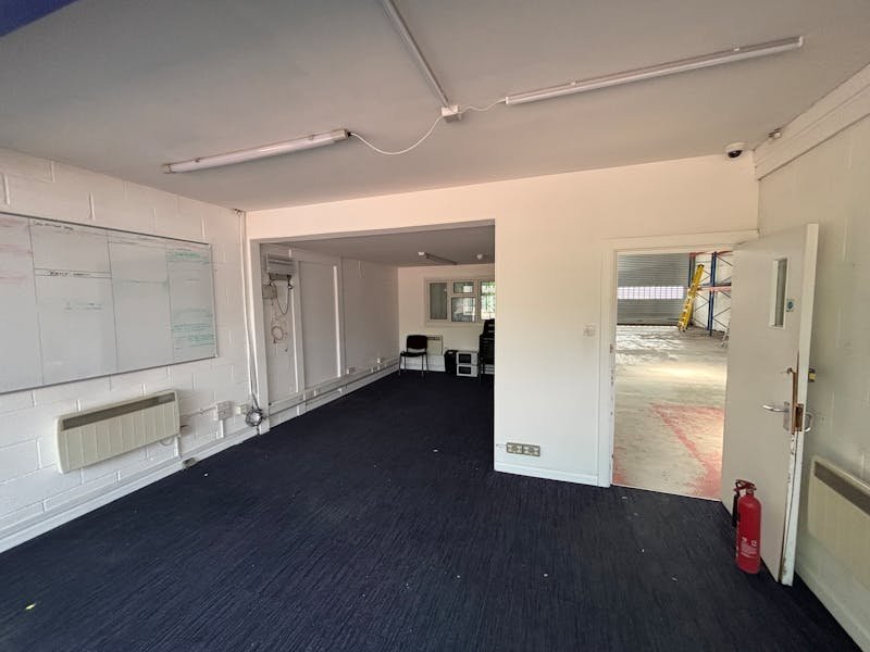 Industrial Unit in Basingstoke - photo 2