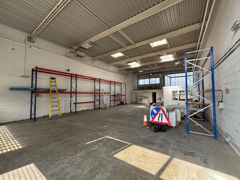 Industrial Unit in Basingstoke - photo 3