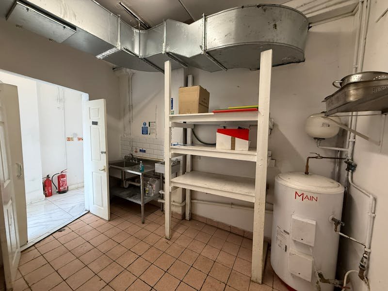 Industrial Unit in Addlestone - photo 3