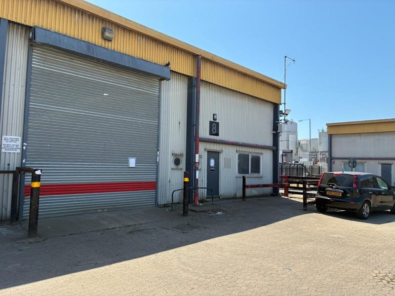 Industrial Unit in Barking - photo 2