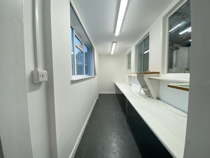 Industrial Unit in Farnham - photo 3