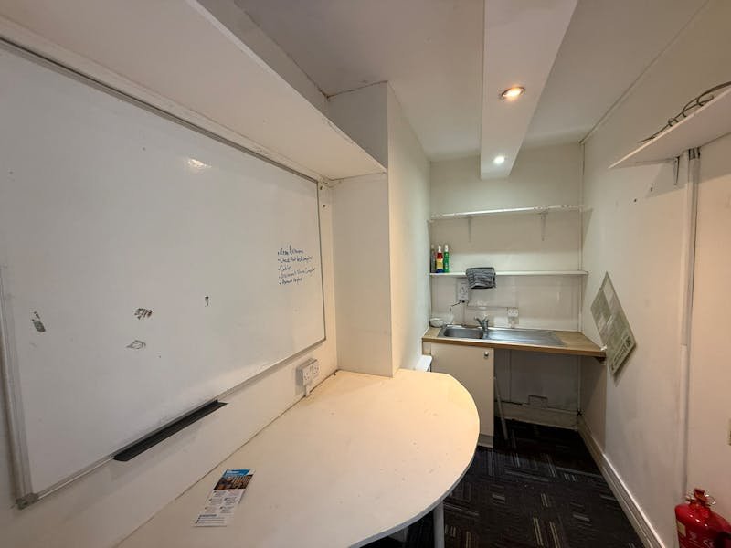 Industrial Unit in Addlestone - photo 4