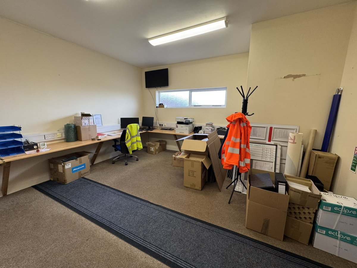 Industrial Unit in Clay Lake - photo 3
