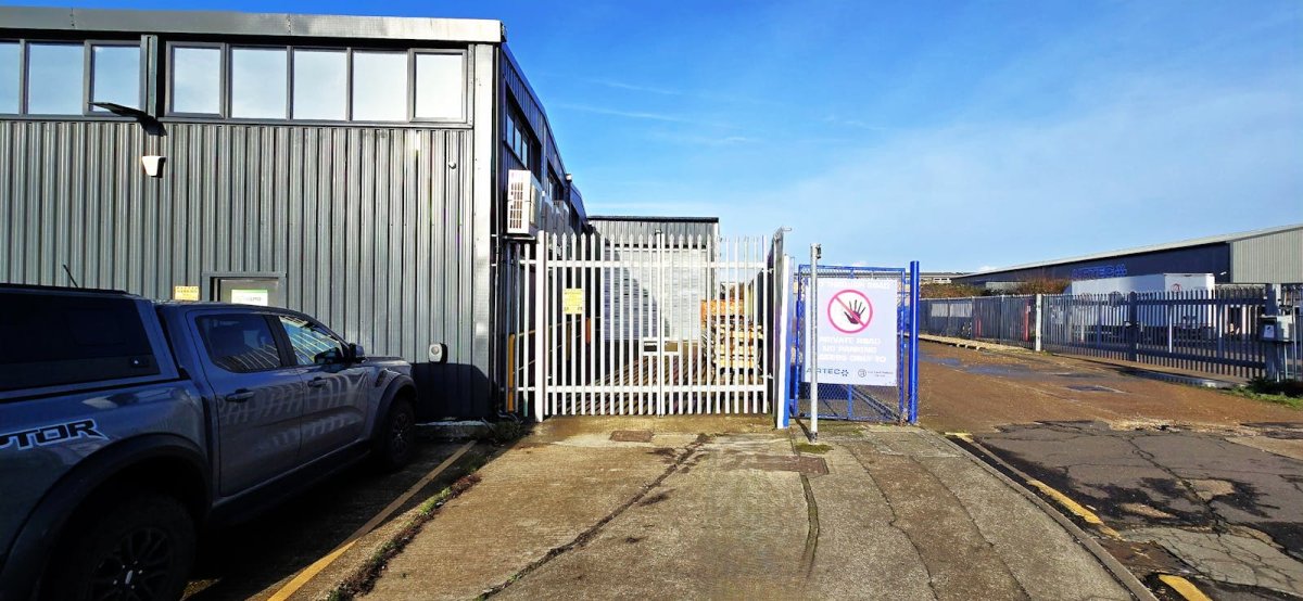 Industrial Unit in Canvey Island - photo 2