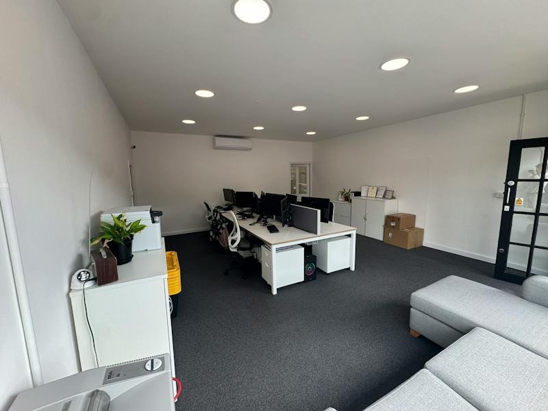 Industrial Unit in Weybridge - photo 2