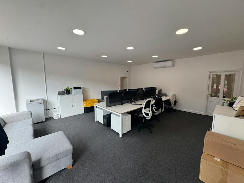 Industrial Unit in Weybridge - photo 3