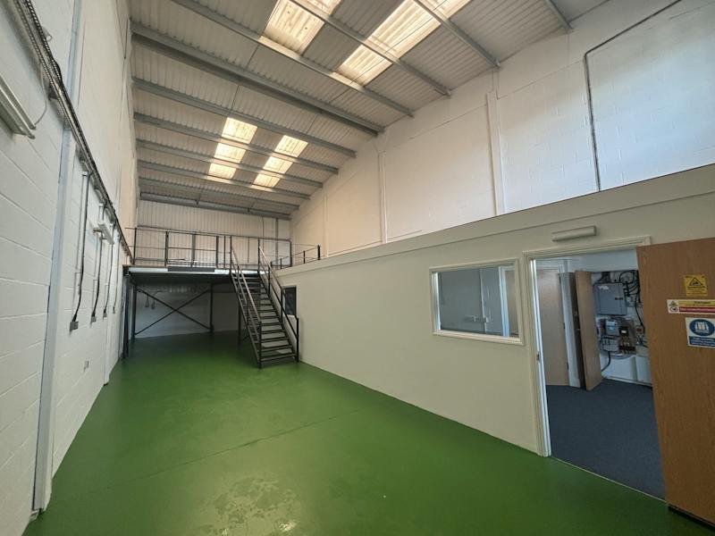 Industrial Unit in Basingstoke - photo 2