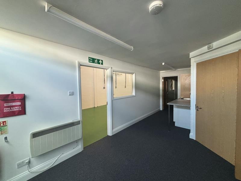 Industrial Unit in Basingstoke - photo 3