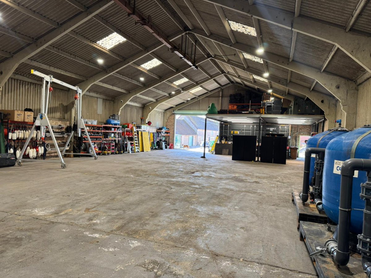 Industrial Unit in Tyringham - photo 2