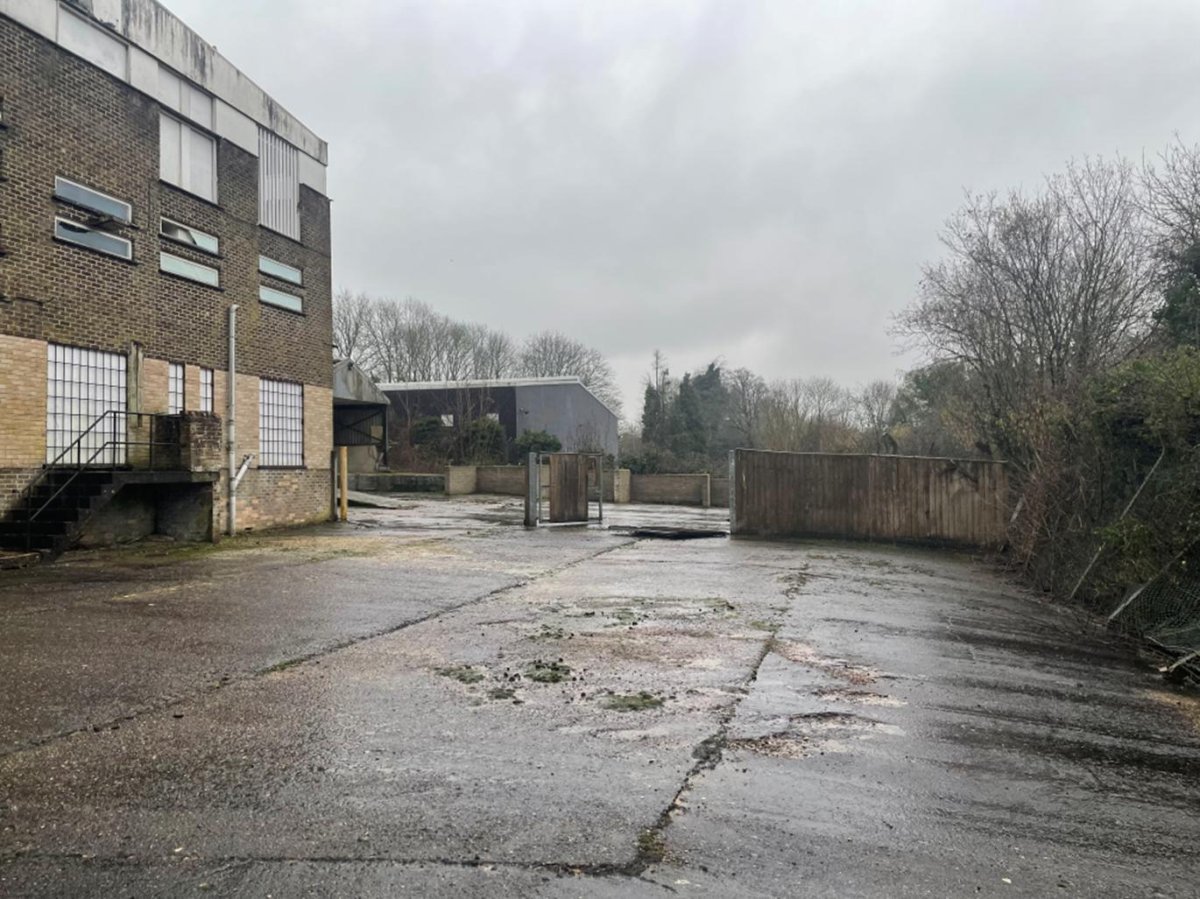 Industrial Unit in Basingstoke - photo 2