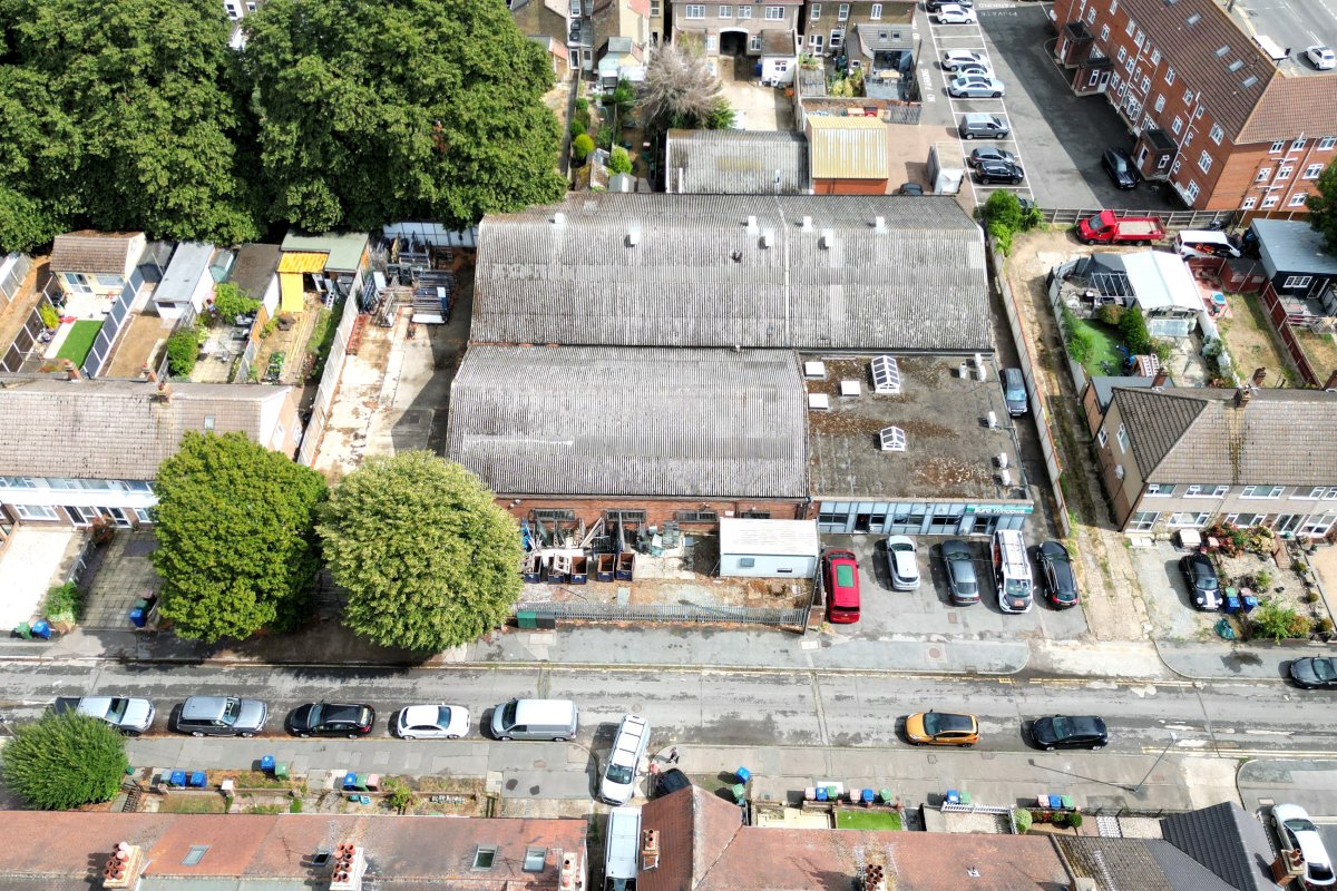 Industrial Unit in Stanford Le Hope - photo 2