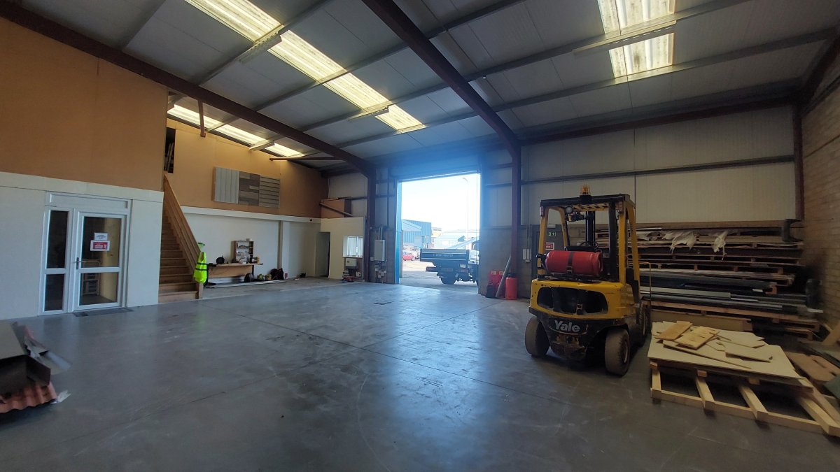 Industrial Unit in Kirkton Industrial Estate - photo 3