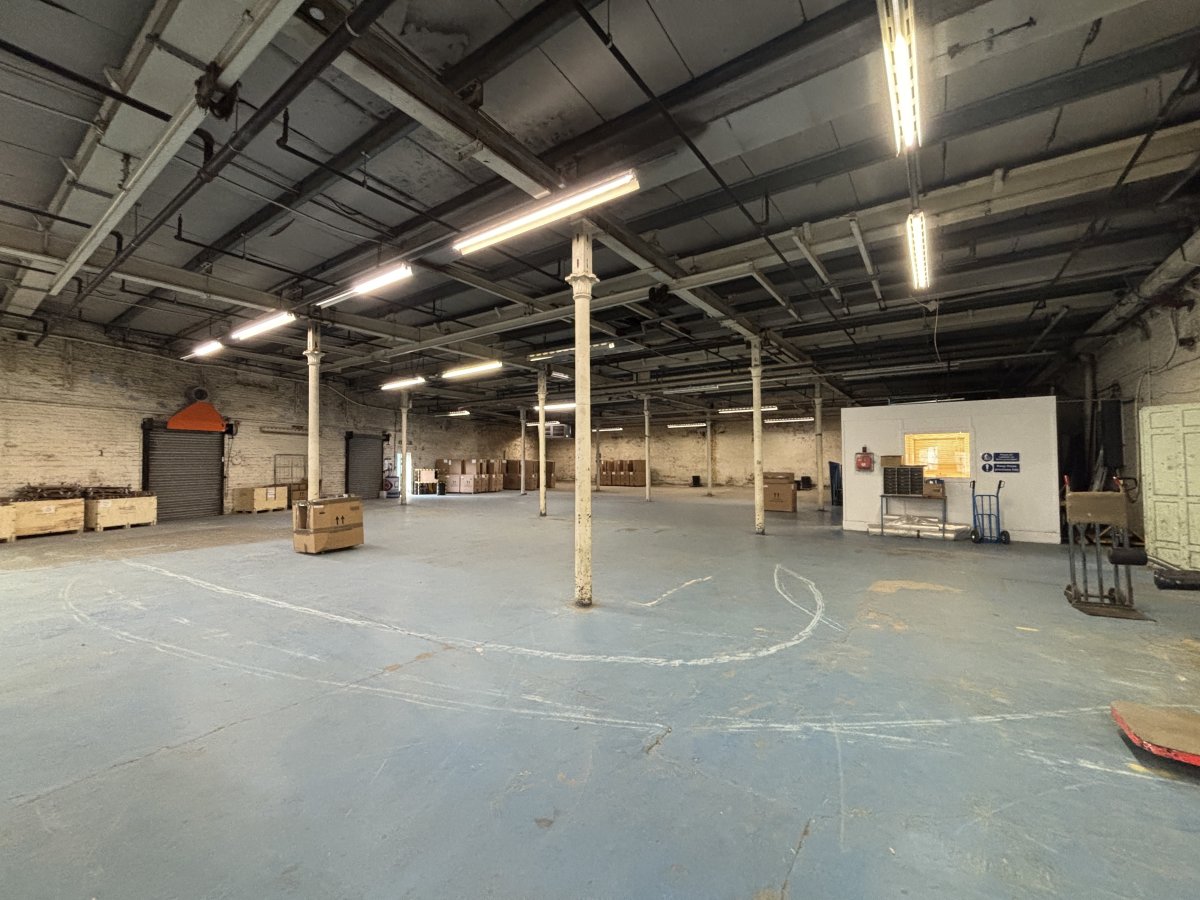 Industrial Unit in Queensbury - photo 3