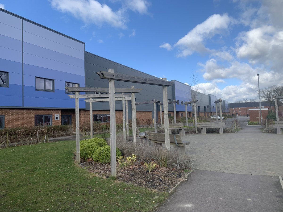 Industrial Unit in Crawley - photo 3