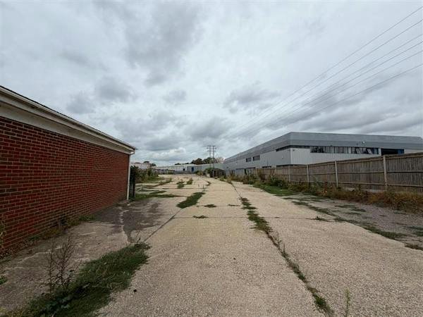 Industrial Unit in Farnham - photo 2